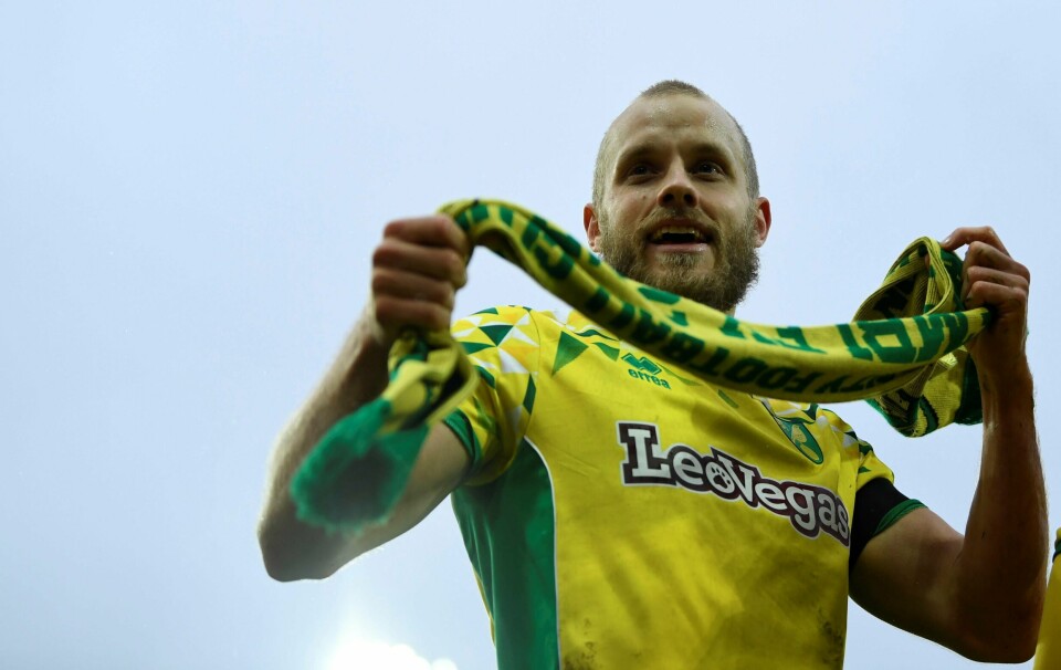 Finske Teemu Pukki scoret to da Norwich slo Ipswich 3-0, og inntok tabelltoppen.