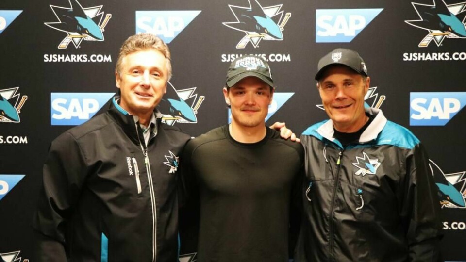 Rudolfs Balcers har signert med San Jose Sharks. Her med Sharks-manager Doug Wilson (til venstre) og assisterende manager Joe Will. Foto: San Jose Sharks