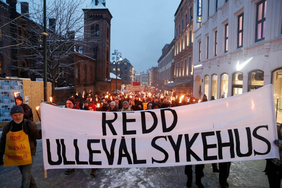 Mellom 400 og 500 personer trosset kulda og demonstrerte tirsdag foran Stortinget mot nedleggelse av Ullevål sykehus.