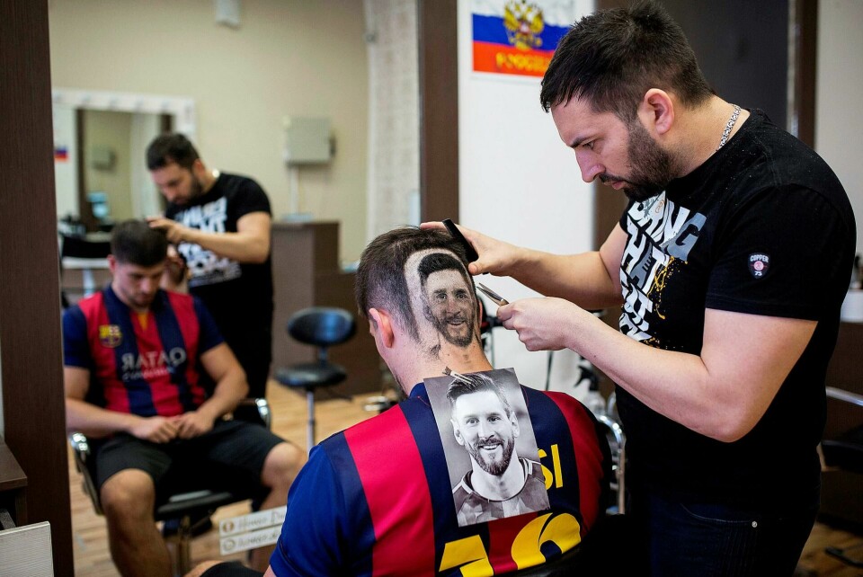 Novi Sad er «Ungdommens hovedstad» i 2019. Her får en fotballfan laget et «hårbilde» av favorittspilleren Messi på eget bakhode. Den lokale frisøren Mario Hvala vil kanskje klippe ditt hår også? Novi Sad er «Ungdommens hovedstad» i 2019. Her får en fotballfan laget et «hårbilde» av favorittspilleren Messi på eget bakhode. Den lokale frisøren Mario Hvala vil kanskje klippe ditt hår også?