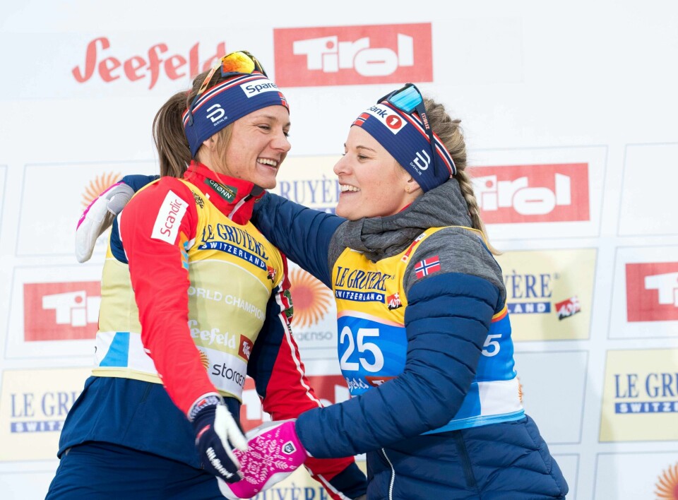 Maiken Caspersen Falla og Mari Eide på seierspallen i Seefeld torsdag.