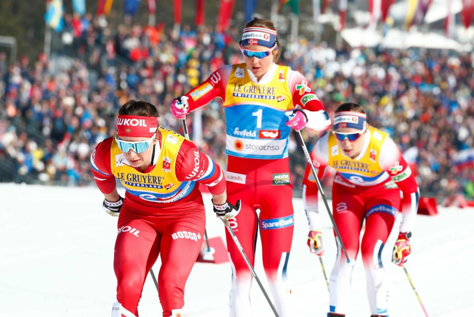 Russiske Natalia Nepryaeva (foran), Ingvild Flugstad Østberg og Astrid Uhrenholdt Jacobsen i aksjon under skiathlon (7,5 km klassisk + 7,5 km fri) i ski-VM i Seefeld.