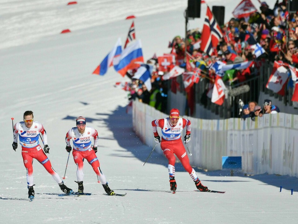 Alexander Bolsjunov (t..h.) angriper på oppløpssiden og kommer seg foran Martin Johnsrud Sundby. Men Sjur Røthe (t.v.) vinner spurten.