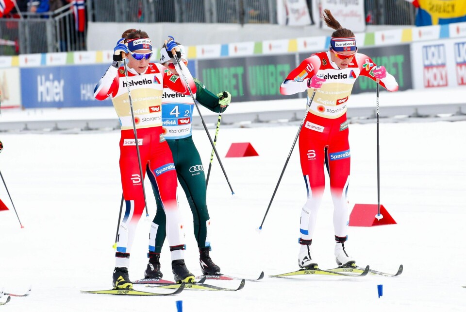 Ingvild Flugstad Østberg (til venstre) og Maiken Caspersen Falla i lagsprinten i VM. Foto: Terje Pedersen / NTB scanpix