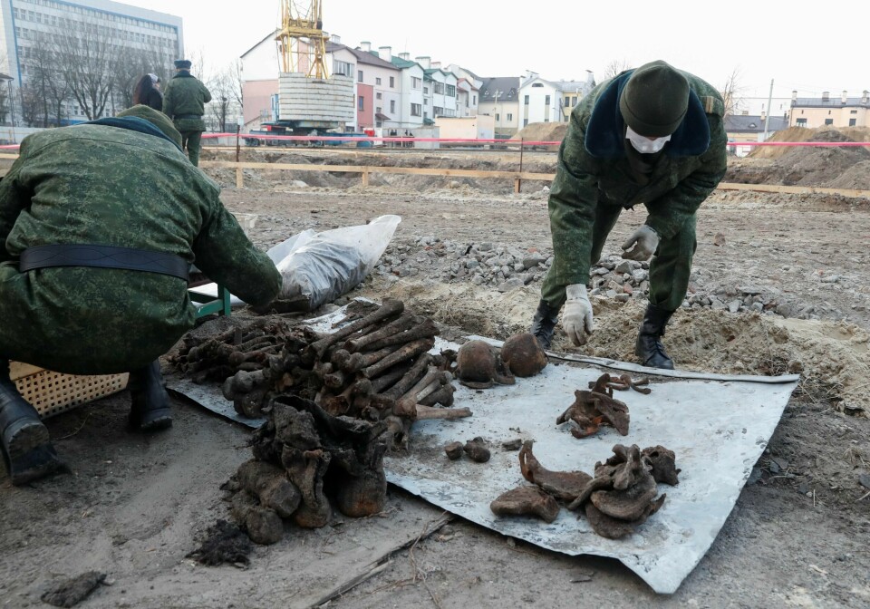 Hviterussiske soldater graver fram levningene av 730 personer i byen Brest. Foto: Vasilij Fedosenko/Reuters/NTB scanpix