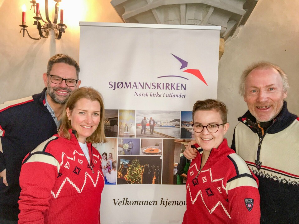 Fra venstre: Martin Alvsvåg, Lena Rebekka Risnes, Mari-Louise U. Stephan (alle fra Sjømannskirken) og tidligere landslagshopper Roger Ruud i Sjømannskirkens lokaler i Seefeld.