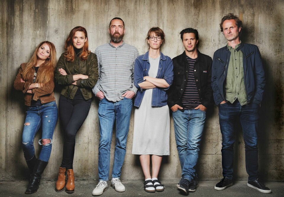 TV-giganten HBO er i gang med å lage en norsk dramaserie, men vil eie den med hud og hår. Her er serieskaperne og hovedrolleinnehaverne i «Fremvand rerne» samlet på ett brett. FOTO: HBO NORDIC TV-giganten HBO er i gang med å lage en norsk dramaserie, men vil eie den med hud og hår. Her er serieskaperne og hovedrolleinnehaverne i «Fremvand rerne» samlet på ett brett. FOTO: HBO NORDIC