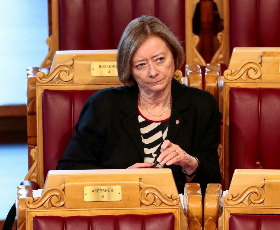 Lise Christoffersen (Ap) mener det omstridte AAP-regelverket må endres snarest. Så langt har regjeringen svart at det er for tidlig å konkludere. Lise Christoffersen (Ap) mener det omstridte AAP-regelverket må endres snarest. Så langt har regjeringen svart at det er for tidlig å konkludere.