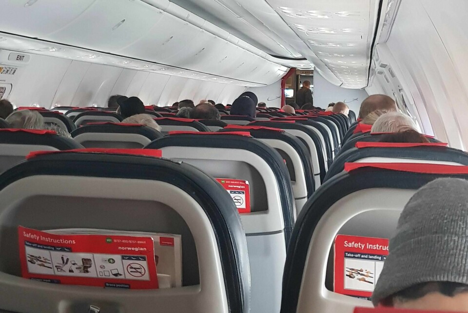 Passasjerer på et Norwegian-fly som landet i Alta, venter på å bli evakuert som følge av at en bombetrussel ble rettet mot flyet. Foto: Kevin Gonaseelan / NTB scanpix