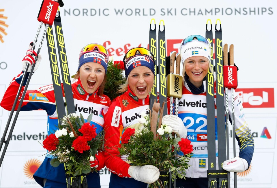 Ingvild Flugstad Østberg (sølv), Therese Johaug (gull) og Frida Karlsson (bronse) på jentenes avsluttende tremil i Seefeld.