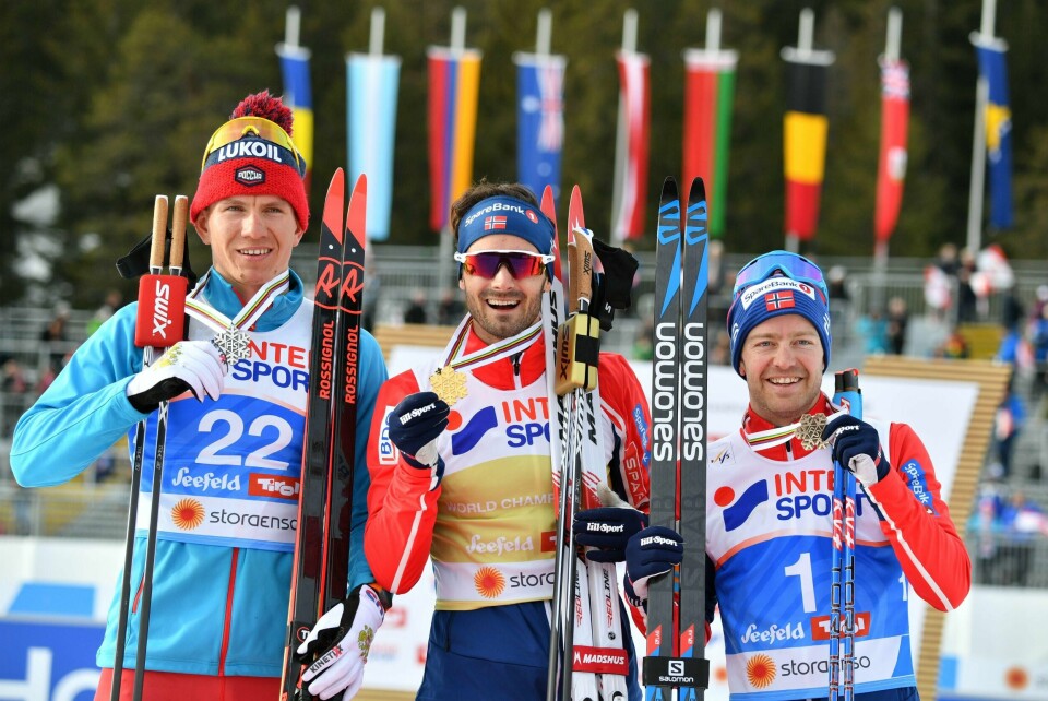 Sølvvinner Aleksandr Bolsjunov, gullvinner Hans Christer Holund og bronsevinner Sjur Røthe etter søndagens avsluttende femmil.