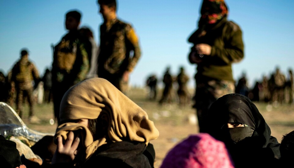 Kvinner og barn blir sjekket etter å ha forlatt et IS-kontrollert område i Baghouz øst i Syria.