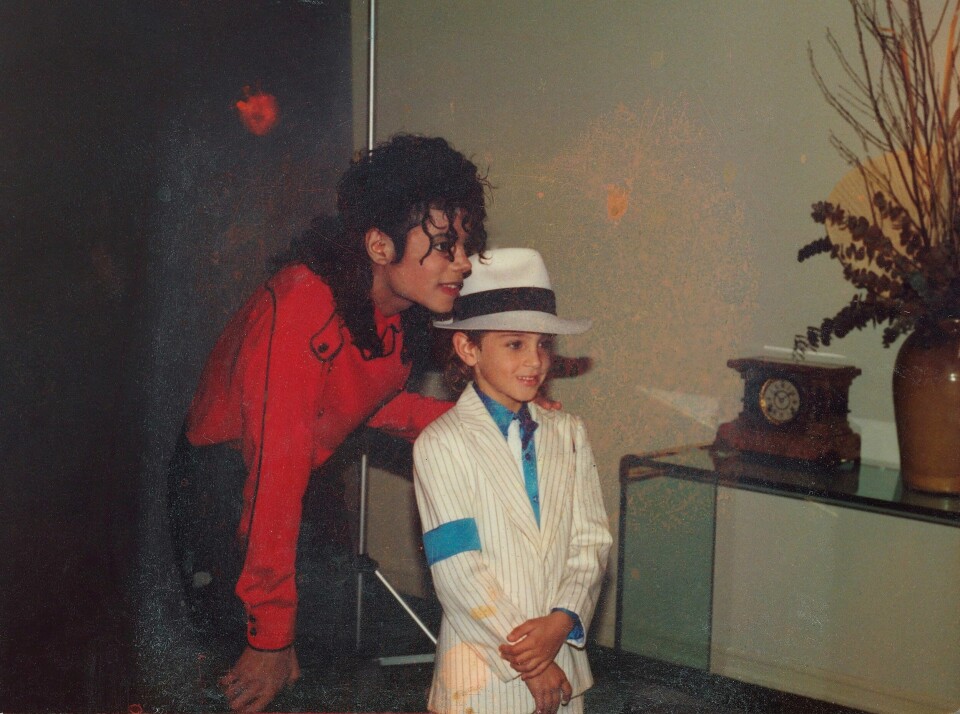 Den NRK-klare dokumentarfilmen «Leaving Neverland» forteller blant annet historien om hvordan Wade Robson møter Michael Jackson for første gang i 1990. Wade Robson møter Michael Jackson for første gang i 1990
Manipulert, misbrukt og sveket av mannen de forgudet. Nå bryter de tausheten om popkongen Jackson. Amerikansk dokumentar. Med: James Safechuck, Wade Robson.