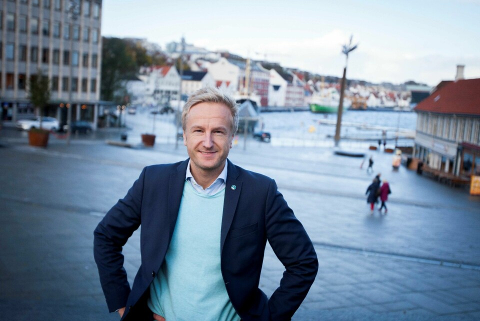 Ordførerkandidat Jan-Erik Søndeland gjør som Abid Raja og snakker gjerne om næringspartiet Venstre. Foto: Tone Helene Oskarsen