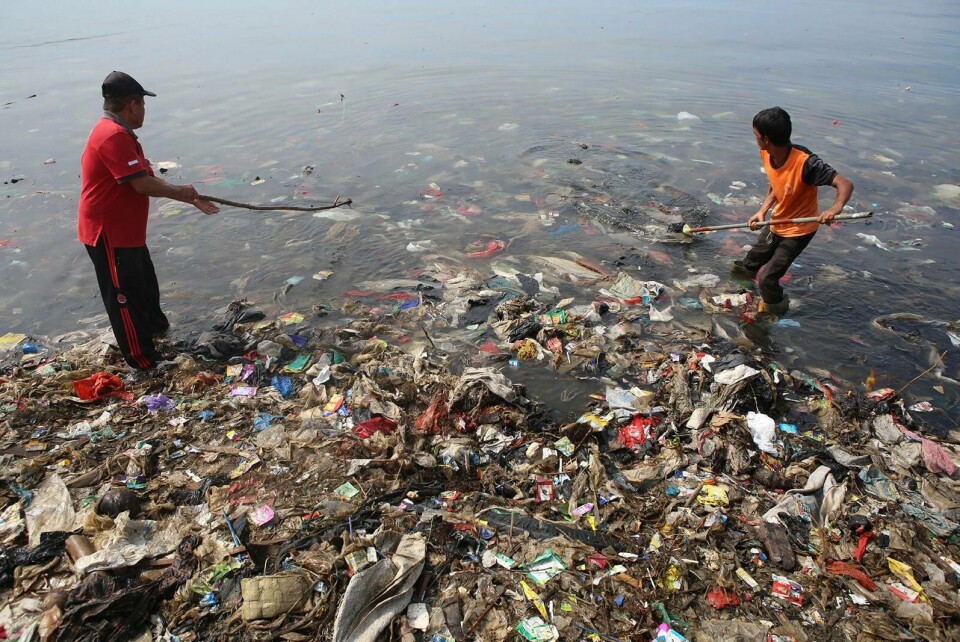 SØPPEL: Klimaendringene er åpenbart en av de store utfordringene vi må håndtere, og plastforsøpling likeså, skriver Beate Sjåfjell. Her ryddes en strand i Indonesia for søppel og plast. FOTO: PERDIANSYAH/NTB SCANPIX