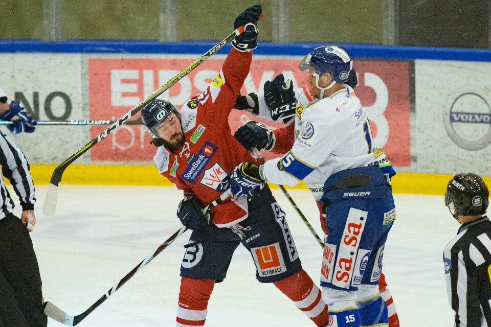 Tommy Kristiansen (høyre) hevder det ikke er en eneste spiller å være redd for hos Oilers mer. Han lover en solid dose med juling i kvartfinalene. Her i duell med Lillehammers Robin Soudsky i fjorårets sluttspill. FOTO: FREDRIK HAGEN, NTB scanpix Lillehammer 20180322.
Lillehammers Robin André Soudsky (t.v) i duell med Sparta Tommy Kristiansen under den fjerde semifinalen i NM Sluttspillet i ishockey mellom Lillehammer og Sparta i Kristins Hall torsdag.
Foto: Fredrik Hagen / NTB scanpix