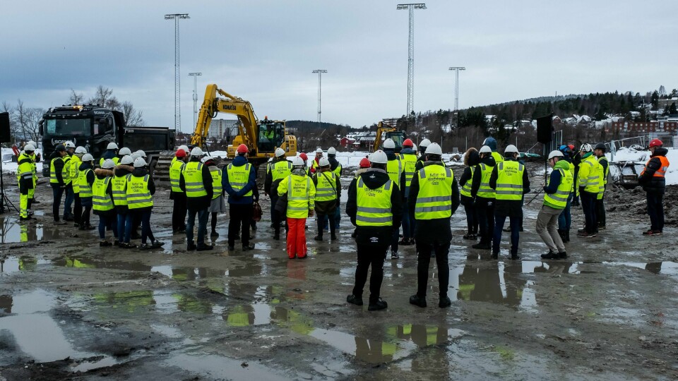 Her får Grorud et nytt flerbrukshus. Fredag ble grabben satt i jorda.