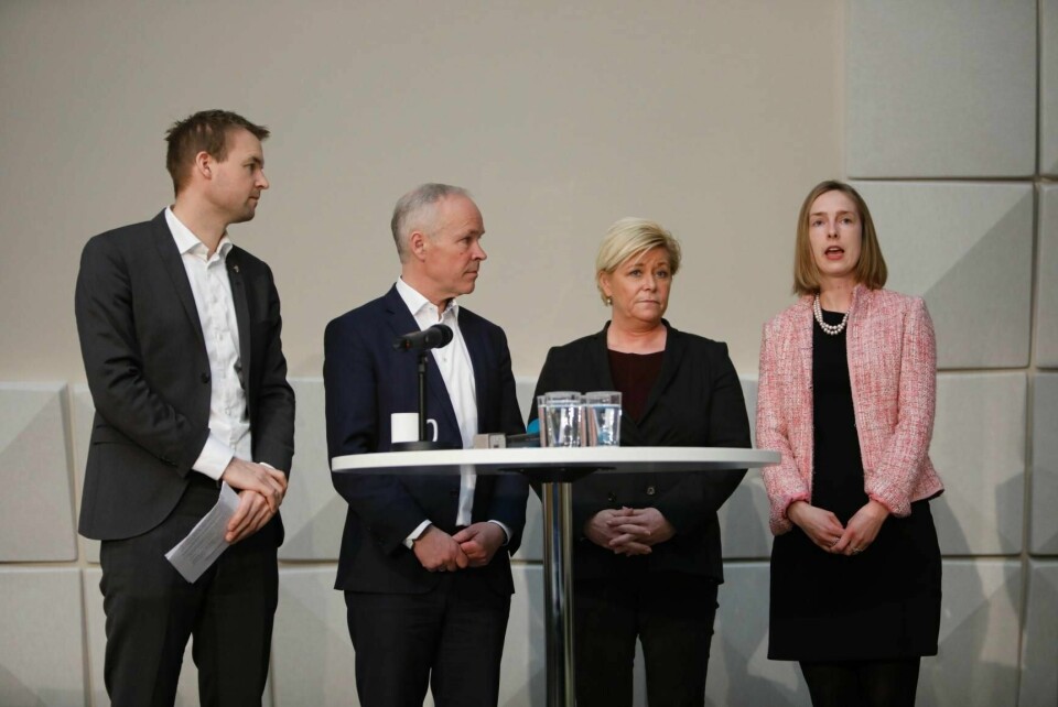 Barne- og familieminister Kjell Ingolf Ropstad (KrF) (f.v.), kunnskaps- og integreringsminister Jan Tore Sanner (H), finansminister Siv Jensen (Frp) og forsknings- og høyre utdanningsminister Iselin Nybø (V) varsler ekstra bostøtte for å hjelpe folk med å betale strømregningen.