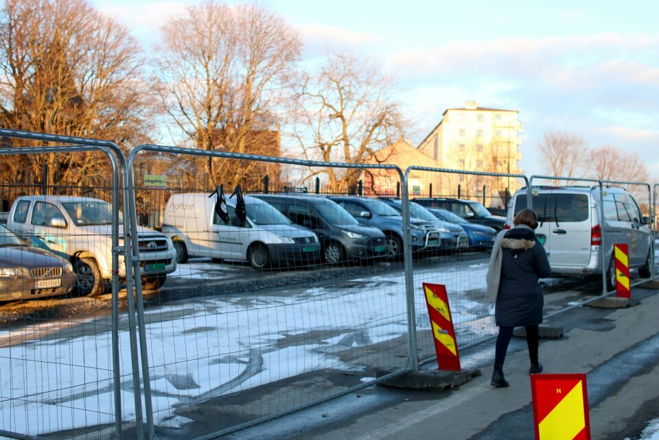 Her skal det være anleggsplass for oppgraderinga av Bispegata. Men foreløpig er det bare parkerte biler her. Her skal det være anleggsplass for oppgraderinga av Bispegata. Men foreløpig er det bare parkerte biler her.