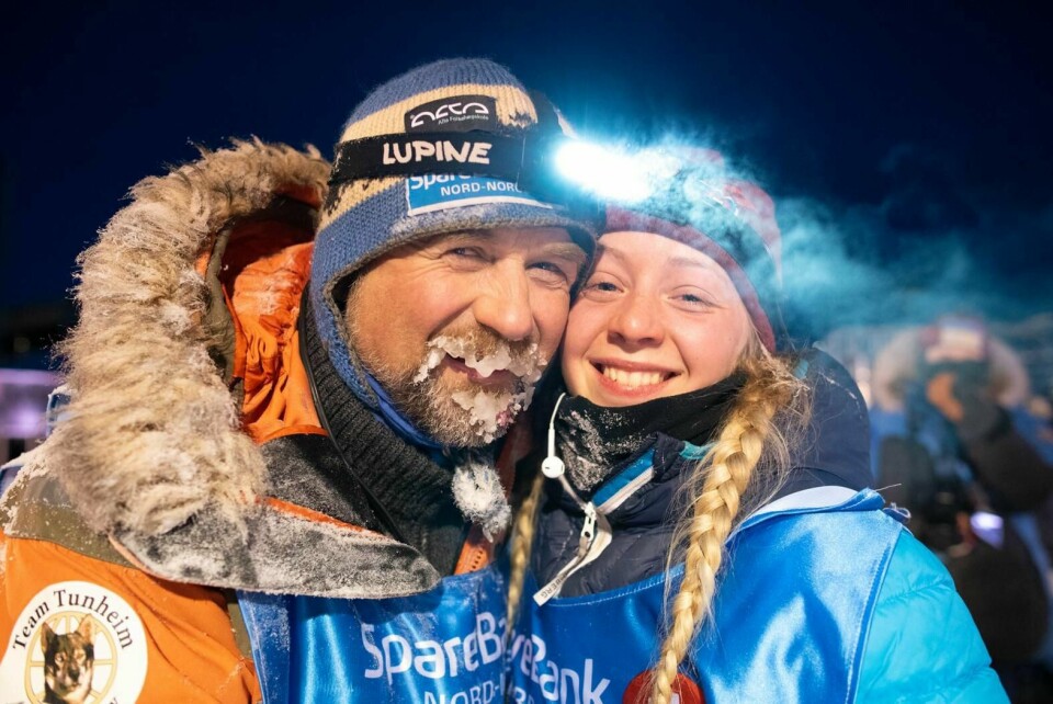 Hanna Lyrek vant 500-kilometersklassen i Finnmarksløpet. Her får hun en klem av toer Harald Tunheim. Med seieren ble hun den yngste vinneren av hundekjøringsklassikeren noensinne. Foto: Morten Broks / Finnmarksløpet / NTB scanpix