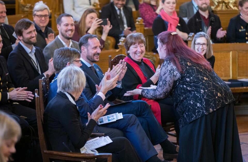 Operasangeren Gjøril Songvoll synger for de fremmøtte ved markeringen av det nye masterstudiet ved Universitetet i Oslo. Fra venstre: Britt Strandlie Thoresen fra STL, Svein Stølen, rektor ved UiO, kronprins Haakon, Marianne Borgen (SV), Ordfører i Oslo og Iselin Nybø (V), statsråd for forskning og høyere utdanning.