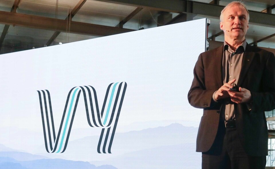 Konsernsjef i NSB, Geir Isaksen, presenterer det nye navnet og logoen til NSB og Nettbuss.