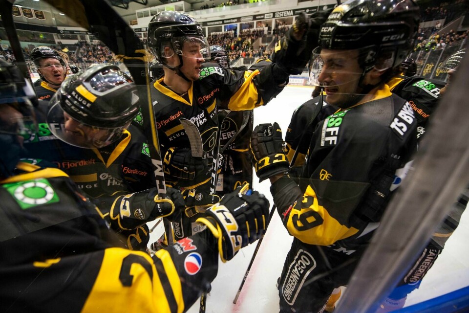 Phil Lane (i midten) ble den store helten i sitt comeback. 2-2-målet like før slutt i 3. periode reddet Oilers fra nytt tap. Så serverte han Greg Mauldin på vinnermålet. FOTO: Carina Johansen, NTB scanpix