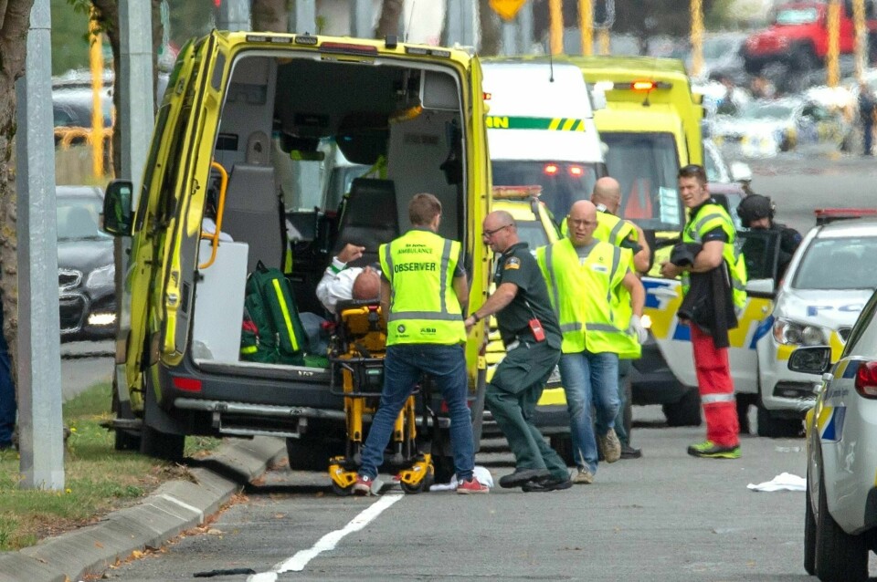 En såret person fraktes bort i ambulanse etter skytingen i Al Noor-moskeen i Christchurch på New Zealand.
