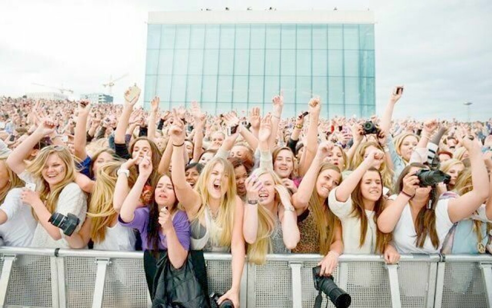 Flere tusen hylende ungdommer samlet seg for å se Justin Bieber holde konsert ved operataket. Det ble til tider kaotisk.