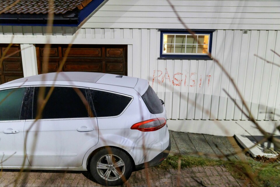 Ordet 'Rasist' er tagget på en bil og på huset til justisminister Tor Mikkel Wara.