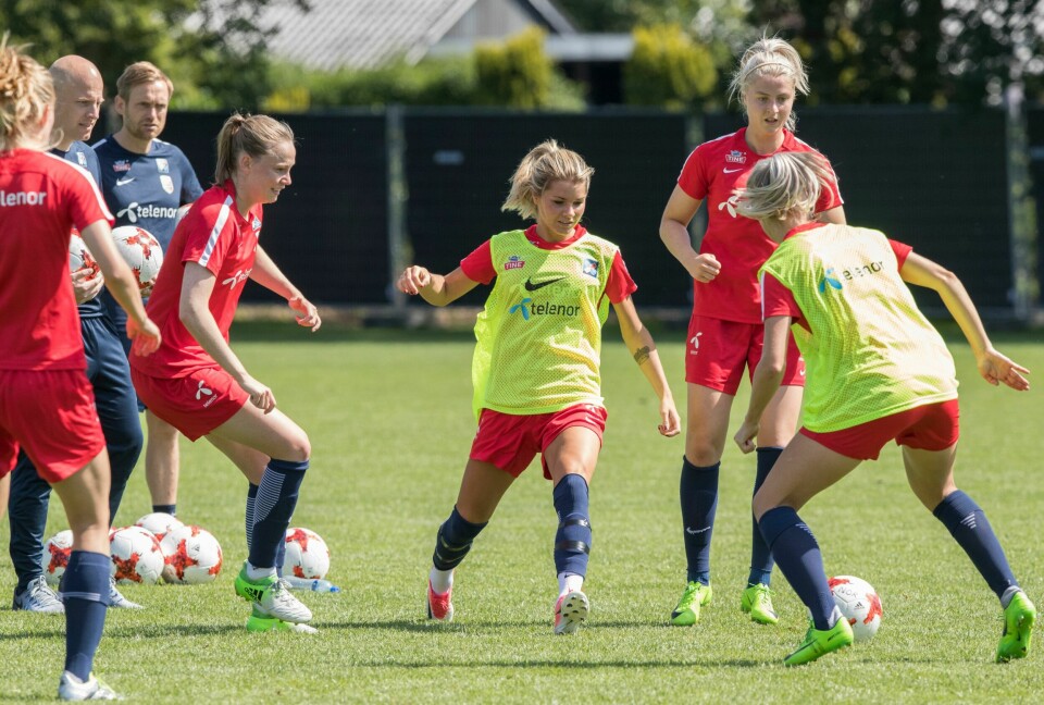 Andrine Hegerberg (i midten) vil vise på de neste treningene at hun fortjener en plass på laget.