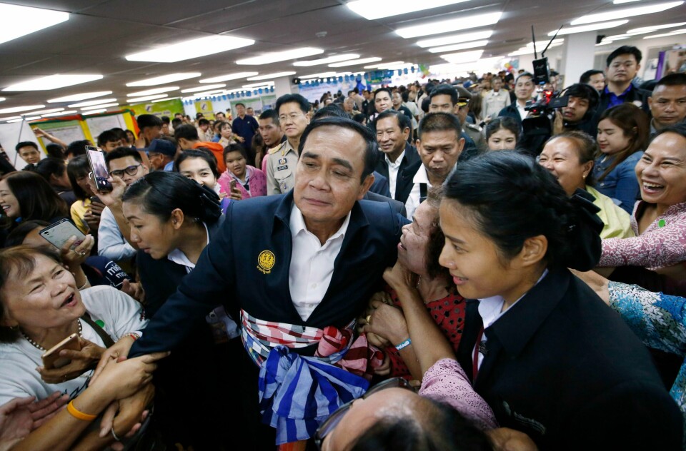 Statsminister Prayut Chan-O-Cha hilser på støttespillere ved et arrangement denne uka. Foto: Sakchai Lalit / AP / NTB scanpix