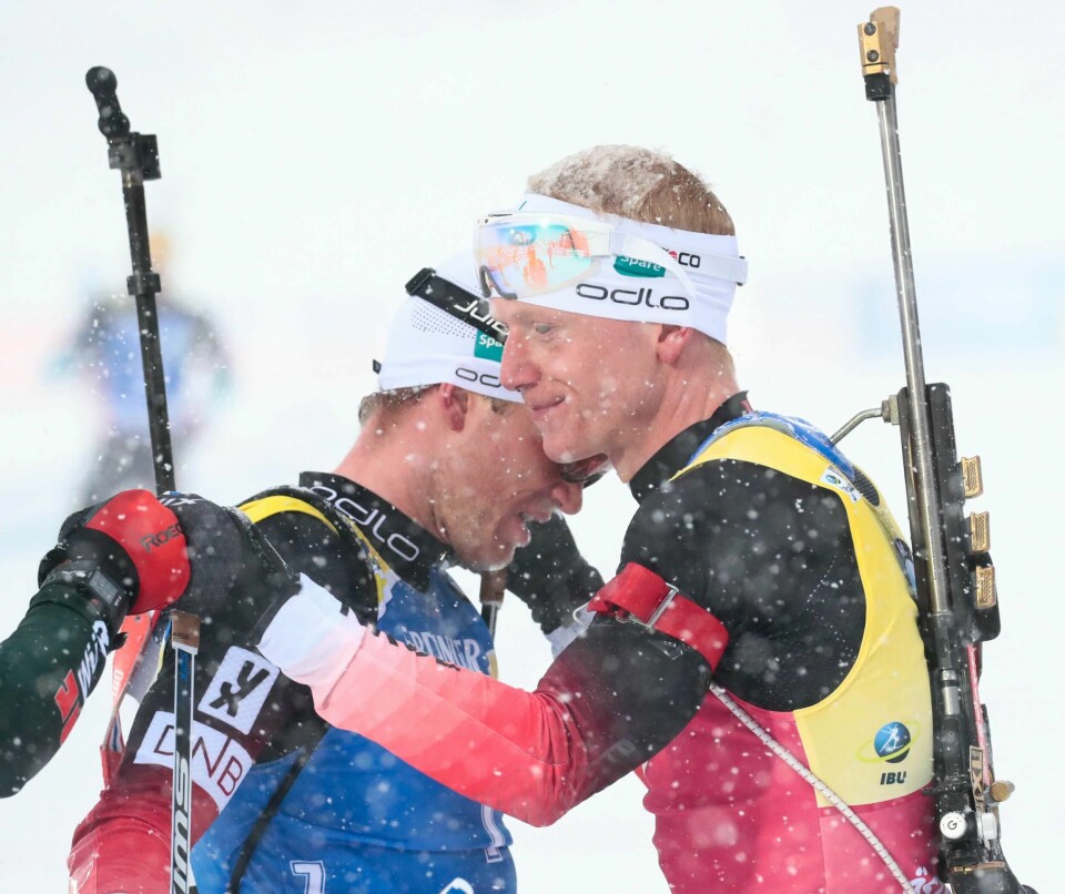 Tarjei og Johannes Thingnes Bø trøster hverandre etter VM-avlsutningen søndag.