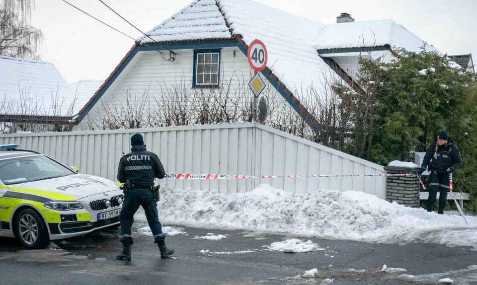 Politiet ransaker og har sperret av boligen til justisminister Tor Mikkel Wara i Oslo etter at hans samboer Laila Anita Bertheussen ble siktet for å ha tent på parets bil natt til 10. mars for å vekke mistanke om at en straffbar handling er begått, uten at den er det.