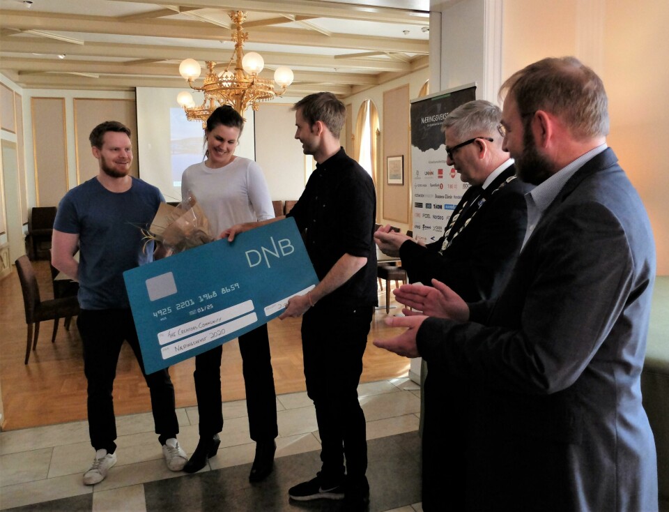 (F.v.:) Sondre Li Hauger, Amanda Elf og Anders Mjåstad, i The Creators Community, mottok prisen fra ordfører Tore Opdal Hansen og Rune Kjølstad, daglig leder i Næringsforeningen. (F.v.:) Sondre Li Hauger, Amanda Elf og Anders Mjåstad, i The Creators Community, mottok prisen fra ordfører Tore Opdal Hansen og Rune Kjølstad, daglig leder i Næringsforeningen.