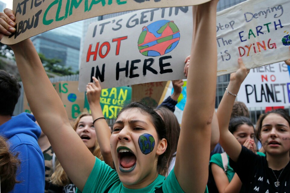 Hundrevis av skoleelever deltok i den globale klimaprotesten i Hongkong fredag. Foto: Kin Cheung / AP / NTB scanpix