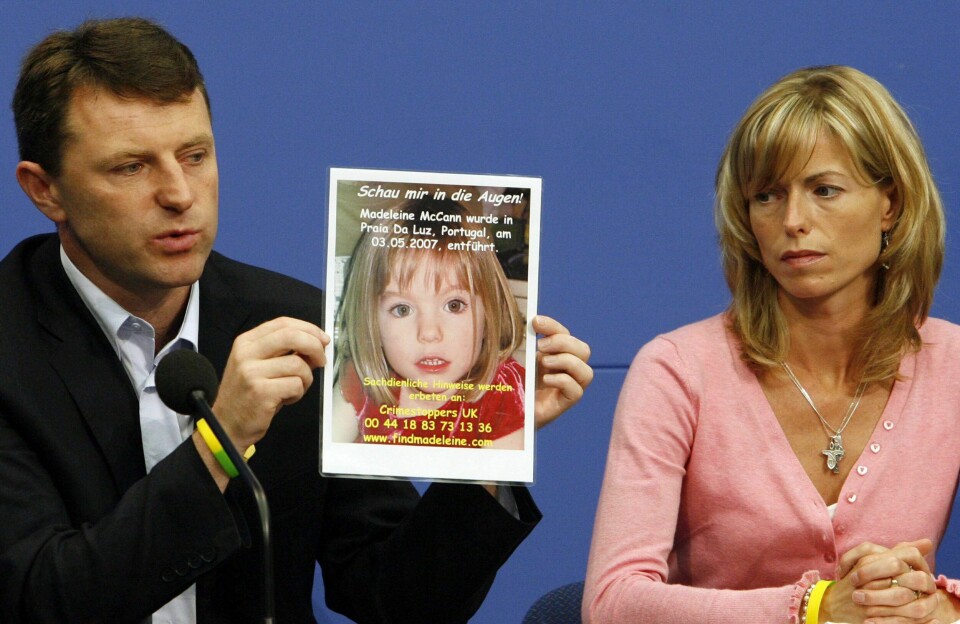 Gerry og Kate McCann, foreldre av Madeleine McCann, avbildet på en pressekonferanse i Berlin i 2007. Her holder faren Gerry opp et bilde av savnede Madeleine.