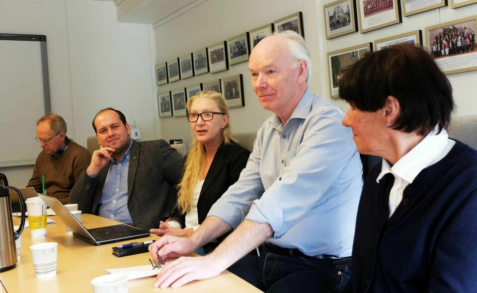 Slår ring om bomfritt DrammEn: Fylkesvaraordfører Olav Skinnes (t.v.) og stortingsrepresentant Per Olaf Lundteigen tror Drammen Sp, her ved ordførerkandidat Simon Nordanger og Gro Nyhus, vil få stor støtte i partiet nasjonalt for at Drammen posisjonerer seg som utstillingsvindu for utvikling uavhengig av byvekstavtale. FOTO: KATRINE STRØM