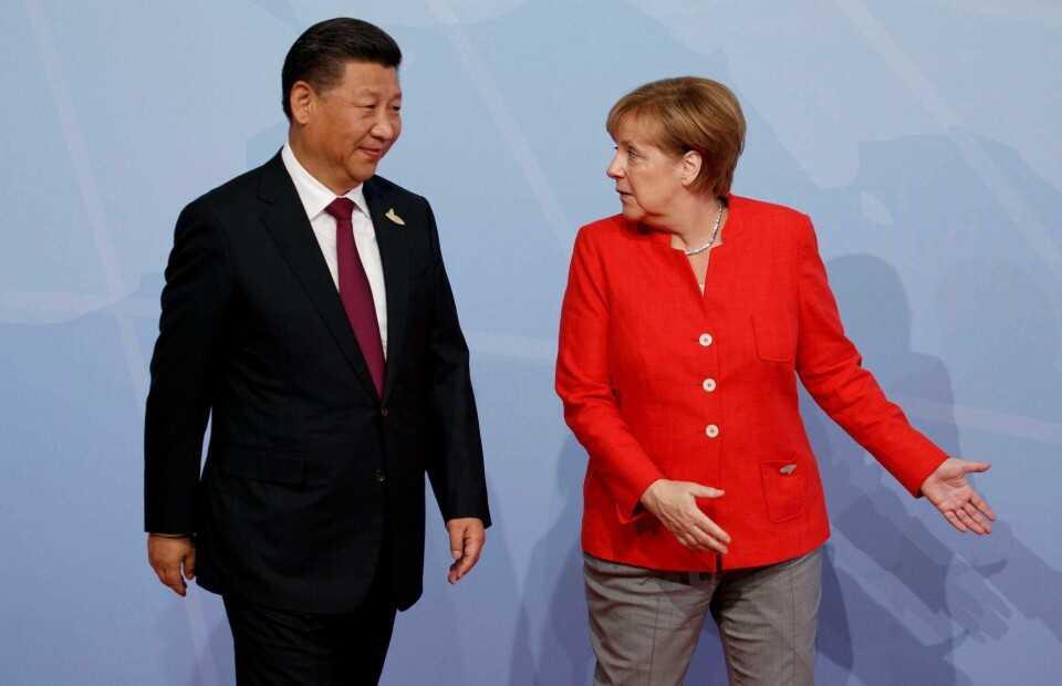 VÅGER: Mye av EUs motstand mot det kinesiske trykket avhenger av Tysklands Angela Merkel og Frankrikes Emmanuel Macron. Selv om tysk og fransk næringsliv har store interesser i Kina, har begge våget å opptre som tydelige Kina-kritikere, skriver Torbjørn Færøvik. Her Merkel og Kinas president Xi Jinping. FOTO: EVAN VUCCI/NTB SCANPIX