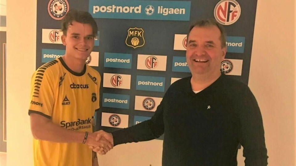 19 år gamle Christian Dahl har spilt rundt 50 kamper på seniornivå for Molde 2. Her med Rune Jørgensen, styremedlem i Moss FK, under mandagens signering.