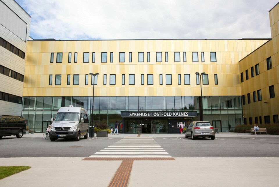 Gastromedisinsk avdeling ved Sykehuset Østfold får henvist flere pasienter til koloskopi enn de har mulighet til å undersøke selv. Derfor blir det til tider lange ventelister, og sykehuset må henvise videre til private klinikker.