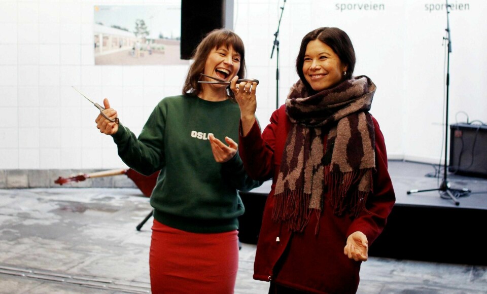 Byrådene Rina Mariann Hansen og Lan Marie Berg sto for den offisielle snorklippingen på Helsfyr stasjon. FOTO: TOM VESTRENG