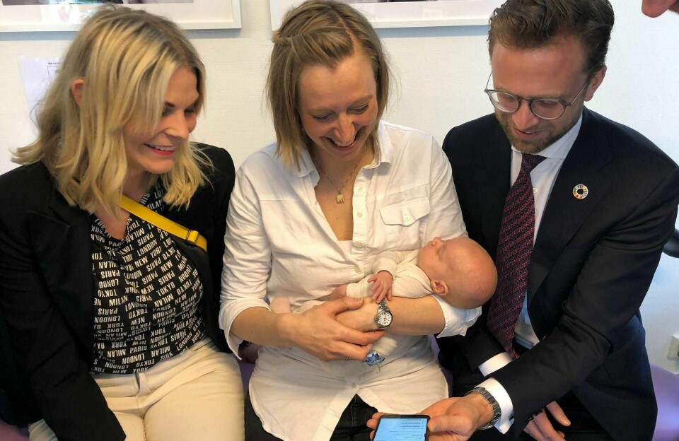 HELSEAPP: Kajsa Liljefors (til venstre), Maren Ekeland Østerhus med Oda (seks uker) og digitaliseringsminister Nikolai Astrup, ser fram til nye digitale jordmortjenester på smarttelefonen.FOTO: TOM VESTRENG