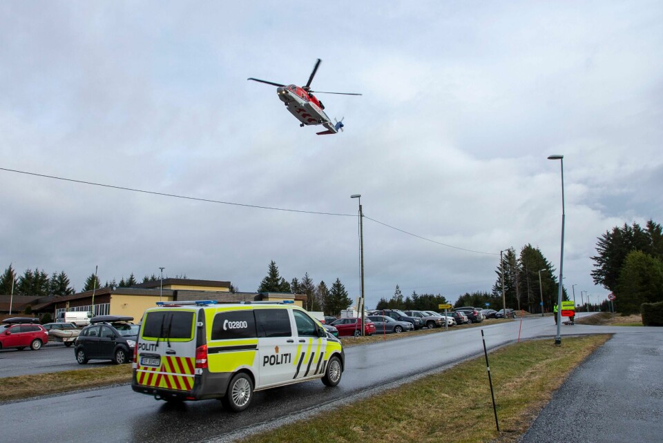 Et redningshelikopter ankommer Hustad Barne- og ungdomsskole for å fylle drivstoff søndag morgen. Skolen ligger rett ved siden av Brynhallen, hvor de evakuerte blir fløyet inn.