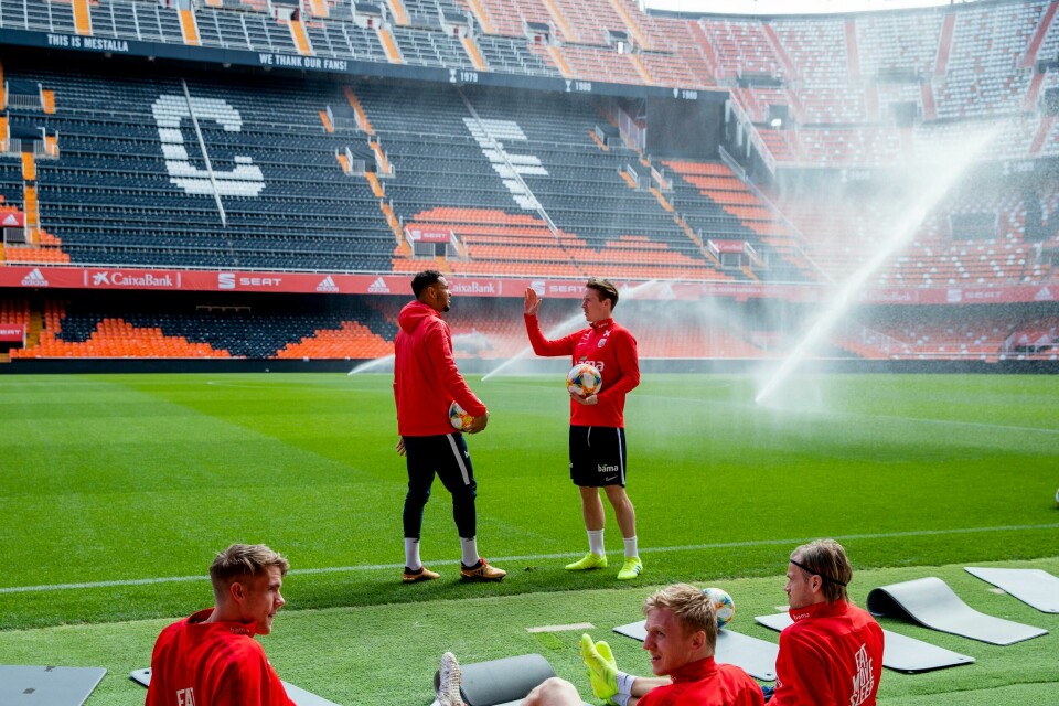 Joshua King og Stefan Johansen gjør seg klar for landskamp mellom Spania og Norge i Valencia. Valencia, Spania 20190322.Joshua King og Stefan Johansen sammen med Kristoffer Ajer, Mats Møller Dæhli og Iver Fossum under treningen til landslaget i fotball på Estadio Mestalla før EM-kvalifiseringskamp mot Spania på lørdag.Foto: Stian Lysberg Solum / NTB scanpix