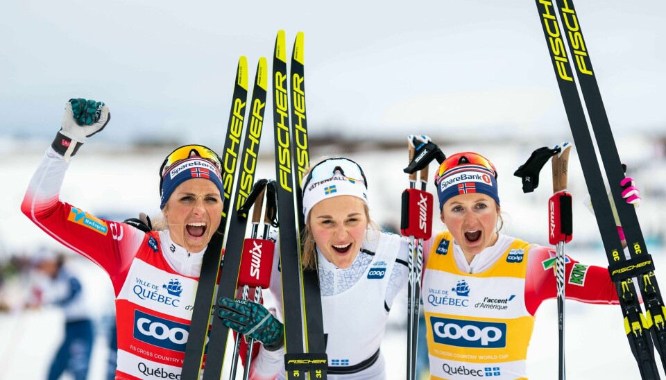 Stina Nilsson (i midten) vant både lørdagens og søndagens renn i Quebec, mens Ingvild Flugstad Østberg (t.h.) sikret seg verdenscuptrofeet. Therese Johaug kapret tredjeplassen sammenlagt etter å ha blitt nummer to søndag.