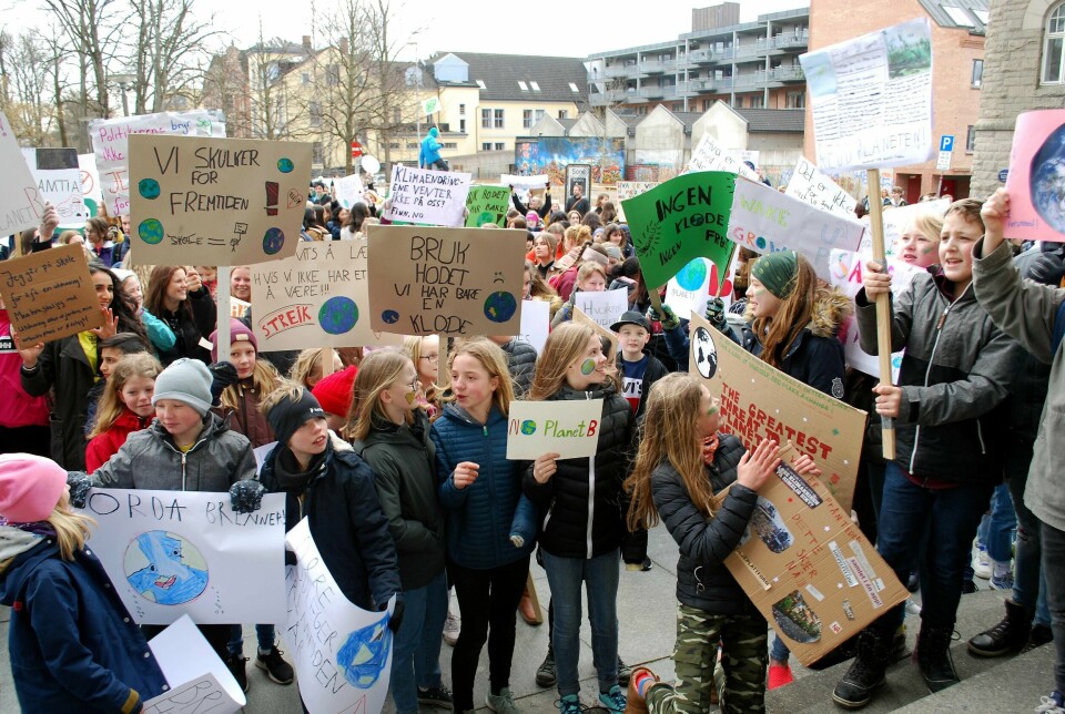 STOR OPPSLUTNING: Arrangørene av fredagens klimastreik hadde håpet på 300 deltakere, og ble svært posiitivt over- rasket da de kunne anslå at opp mot 500 barn og unge fra Fredrikstad-skolene valgte bort norsk, matte og engslsk til fordel for kampen mot klimaendringene. De tror likevel enda flere hadde dukket opp om det ikke ble ført fravær.