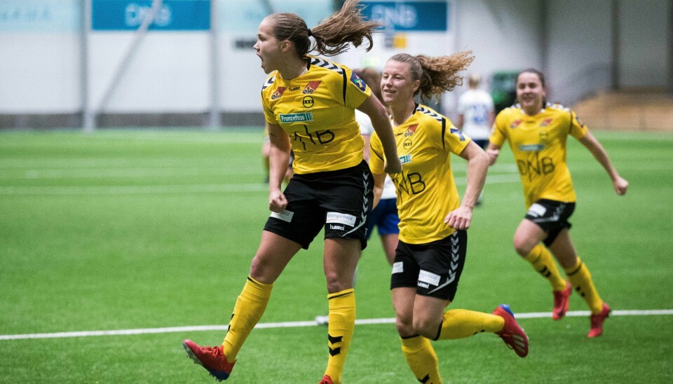 Guro Reiten jubler etter å ha avgjort lørdagens serieåpning i LSK-hallen.