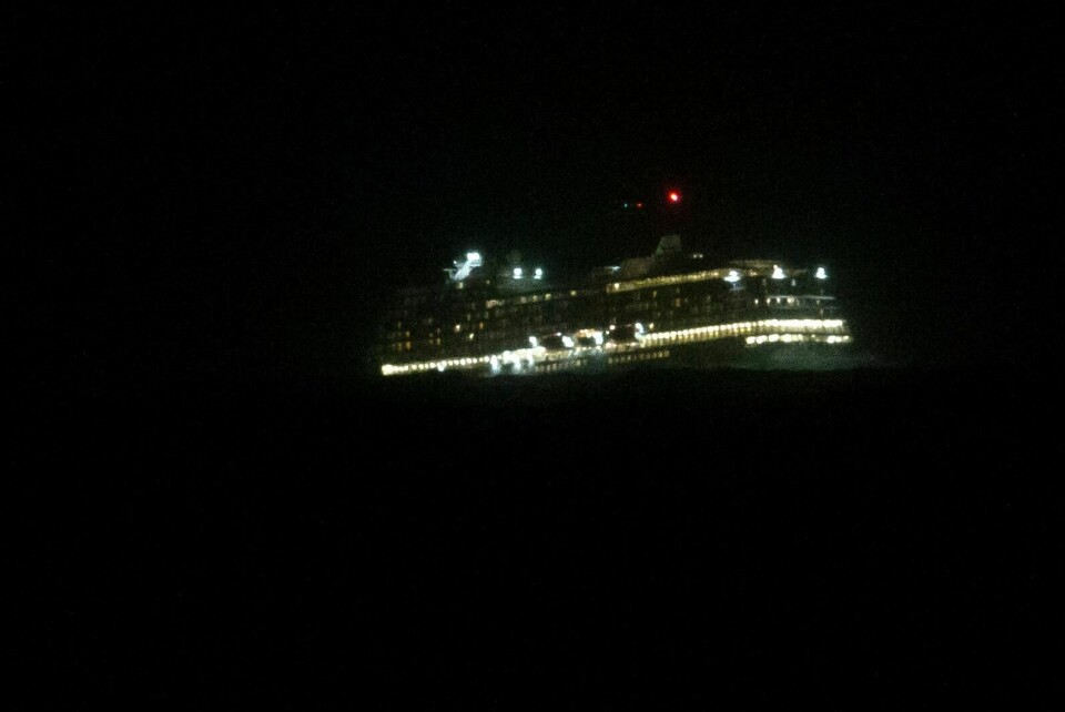 Et redningshelikopter svever over cruiseskipet Viking Sky natt til søndag.