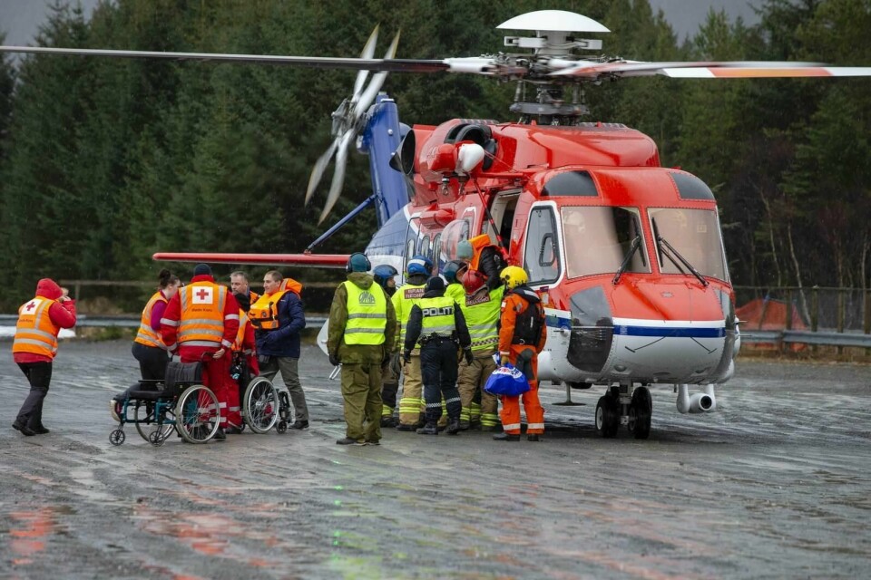 Evakuerte passasjerer fra «Viking Sky» ble tatt imot av mannskaper fra Røde Kors, politiet og Forsvaret søndag formiddag. Foto: Svein Ove Ekornesvåg, NTB Scanpix